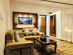 Suite estudio presidencial | Área de sala de estar | Televisión LED de 30 pulgadas con canales vía satélite 
