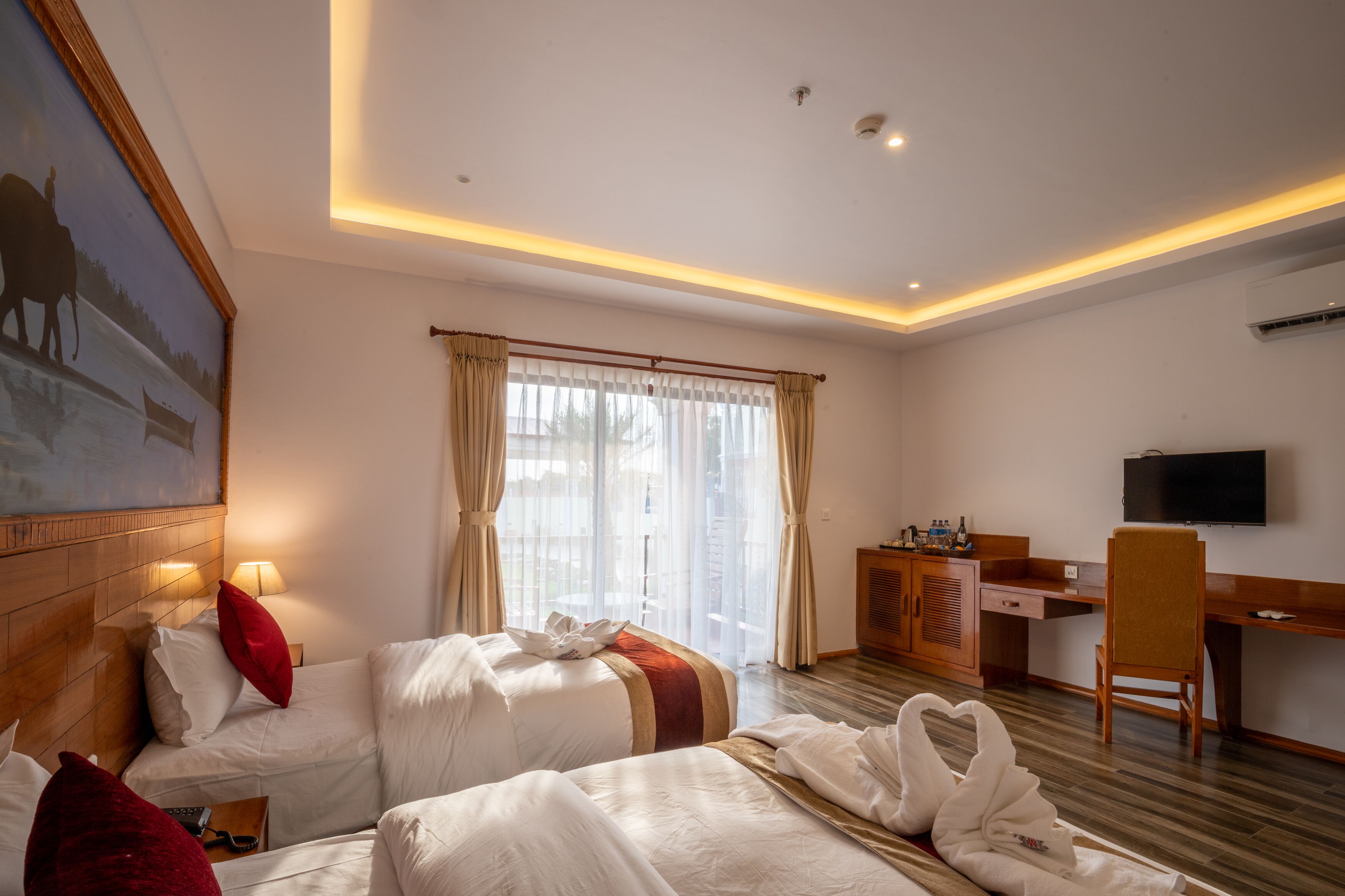 Ropa de cama hipoalergénica, escritorio y tabla de planchar con plancha 