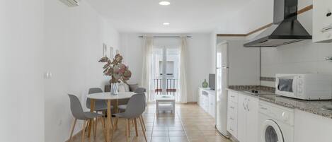 Kjøleskap, mikrobølgeovn, kokeplater og kaffetrakter/tekoker