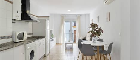 Frigorifero, microonde, piano cottura, macchina per tè/caffè