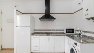 Réfrigérateur, micro-ondes, plaque de cuisson, cafetière/bouilloire