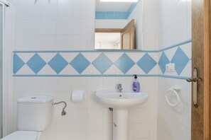 Shower, towels - 'Apartment Perez Zara 4' close to the Sea with Terrace & Wi-Fi (Conil)