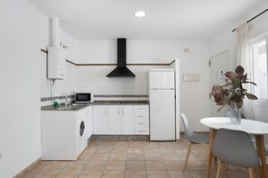 Réfrigérateur, micro-ondes, plaque de cuisson, cafetiÚre/bouilloire