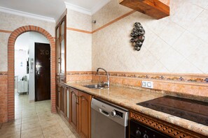 Fridge, microwave, oven, stovetop - Apartment Villa Acuario with Terrace & Wi-Fi (Barbate)