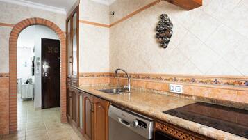 Jääkaappi, mikroaaltouuni, uuni, liesi