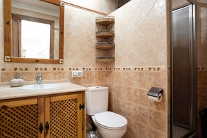 Dusche, kostenlose Toilettenartikel, Handtücher