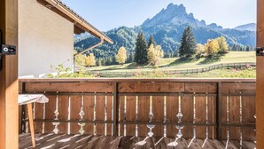 Ein Holzbalkon mit Blick auf eine Berglandschaft.