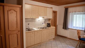 Refrigerador, parrilla de estufa, lavavajillas y cafetera y tetera