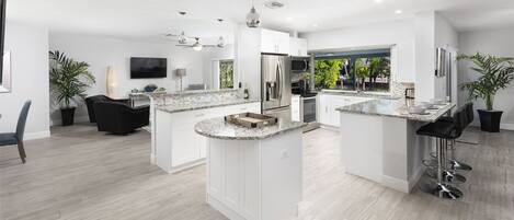 冷蔵庫、電子レンジ、オーブン、コンロ