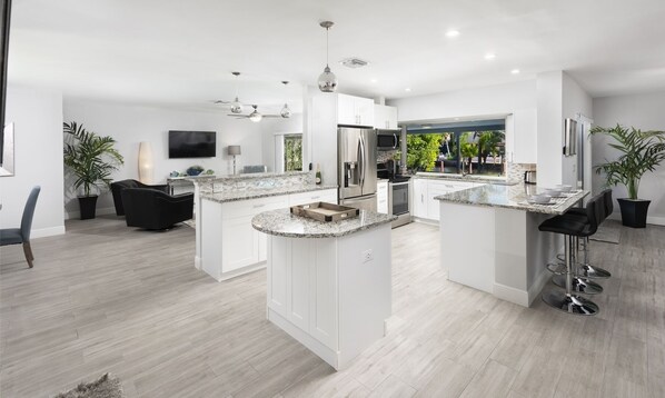 Refrigerador, microondas, horno, placa de cocina