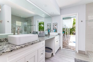 Dusche, Haartrockner, Handtücher