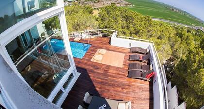 Villa-Casablanca avec vue sur la mer, piscine privée, terrasse et Wi-Fi.