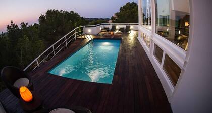 Villa-Casablanca avec vue sur la mer, piscine privée, terrasse et Wi-Fi.