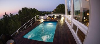 Villa-Casablanca with Sea View, Private Pool, Terrace & Wi-Fi