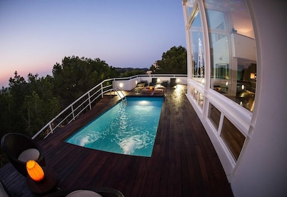Villa-Casablanca with Sea View, Private Pool, Terrace & Wi-Fi