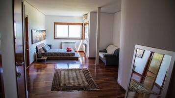 Televisie, een dvd-speler en een stereo