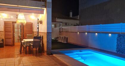 Semi-detached house 150 meters from the beach with private pool