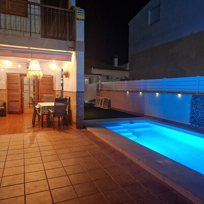 Semi-detached house 150 meters from the beach with private pool