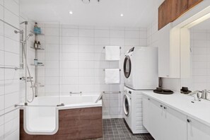 Apartment, 3 Bedrooms | Bathroom