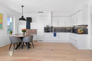 Fridge, microwave, stovetop, toaster - Keybutler Luxury Apartment Sankt Olavs vei (Kristiansand)