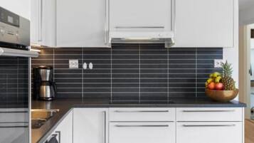 Kühlschrank, Mikrowelle, Herdplatte, Toaster