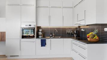 Kühlschrank, Mikrowelle, Herdplatte, Toaster