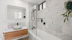 Combined shower/bathtub, hair dryer - Sky High House - private and stunning location (Wye River)