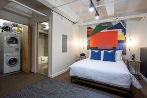 1 室のベッドルーム、デスク、アイロン / アイロン台、WiFi (無料)