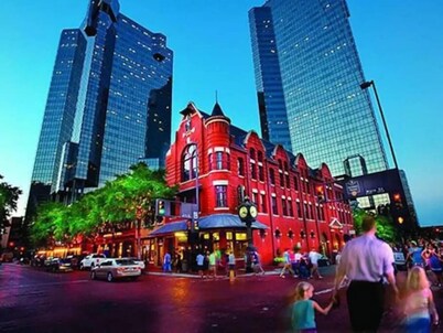 Perfect FTW Location | Prime Loft in Downtown