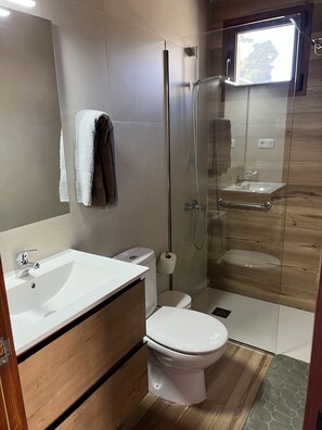 Een douche, een haardroger, handdoeken, zeep