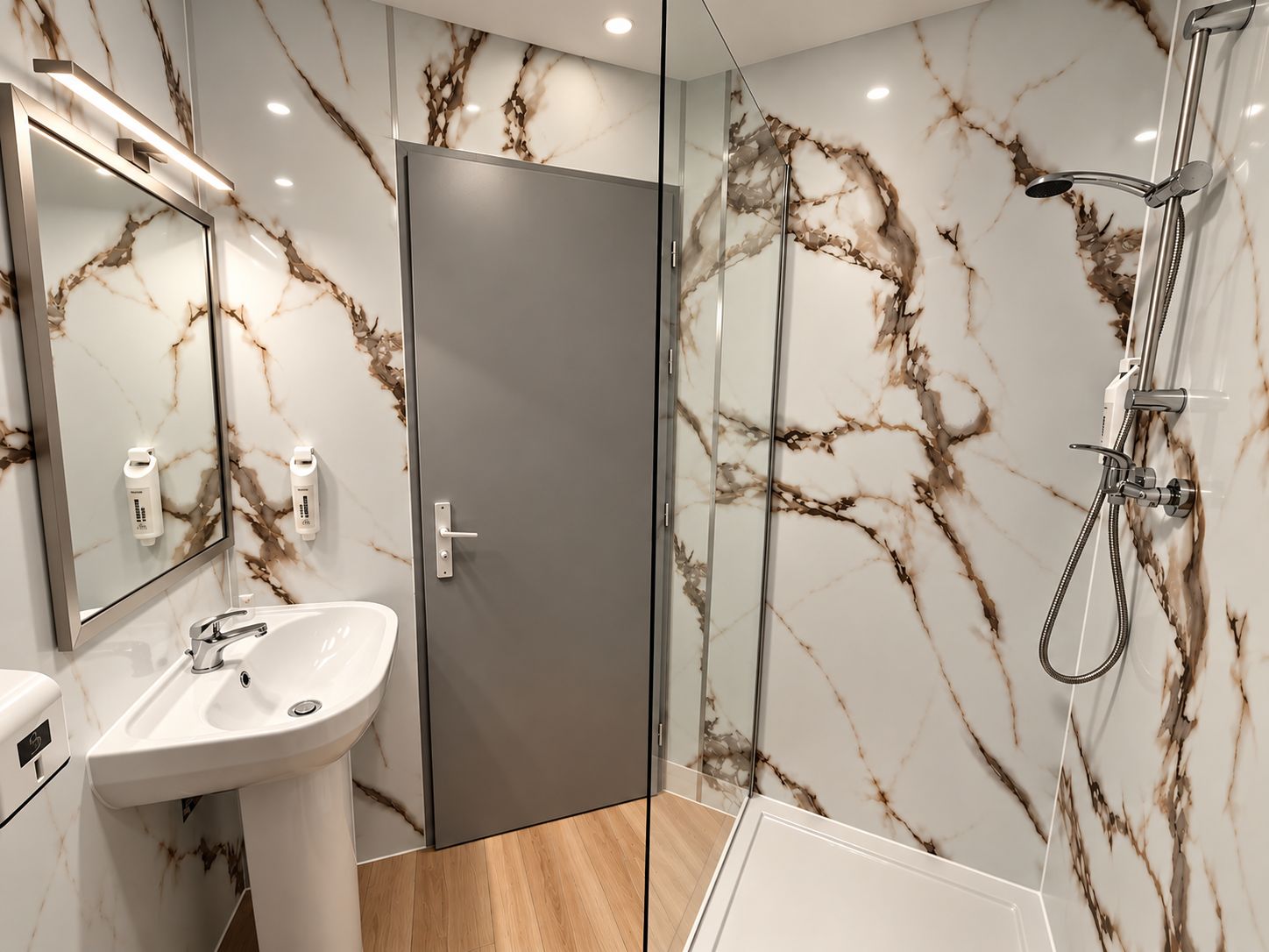 Un bagno moderno con una parete in marmo, un lavandino, una doccia e una porta.