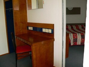 Chambre double | Ameublement unique, bureau, espace de travail pour ordinateurs portables