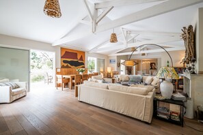 Een open haard, tafelvoetbal, een tafeltennistafel en een stereo