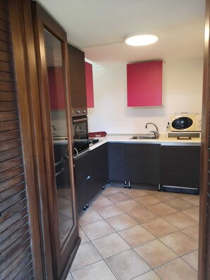 Frigorifero, microonde, forno, piano cottura