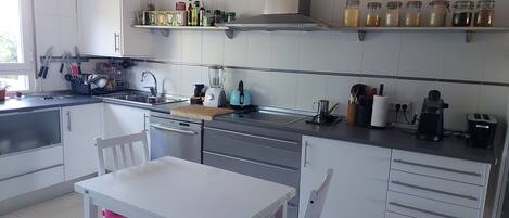 Réfrigérateur, four à micro-ondes, un four, surface de cuisson