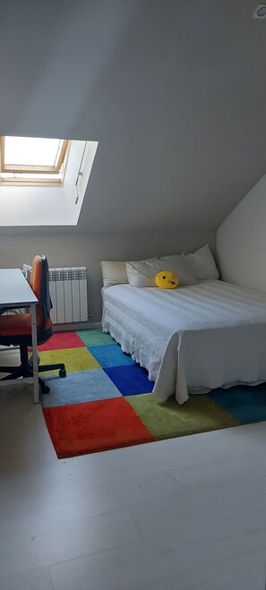 3 slaapkamers, een strijkplank/strijkijzer, wifi, beddengoed