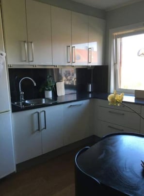 Kjøleskap, mikrobølgeovn, kokeplater og brødrister