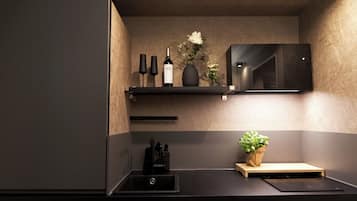 Frigorífico, microondas, placa de cocina y lavavajillas