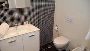 A bathroom with a white sink, a toilet, and a bidet. - Studio luxury Lisbon i (Lisboa)