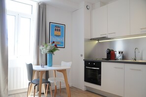 Fridge, microwave, oven, stovetop - Studio luxury Lisbon iii (Lisboa)