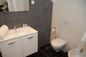 Badewanne, Haartrockner, Bidet, Handtücher