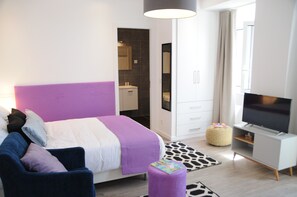 1 dormitorio, tabla de planchar con plancha, wifi y ropa de cama