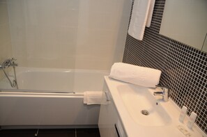 Badewanne, Haartrockner, Bidet, Handtücher