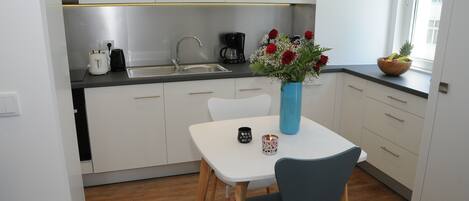 ثلاجة، ميكروويف، فرن، موقد طهي مسطح