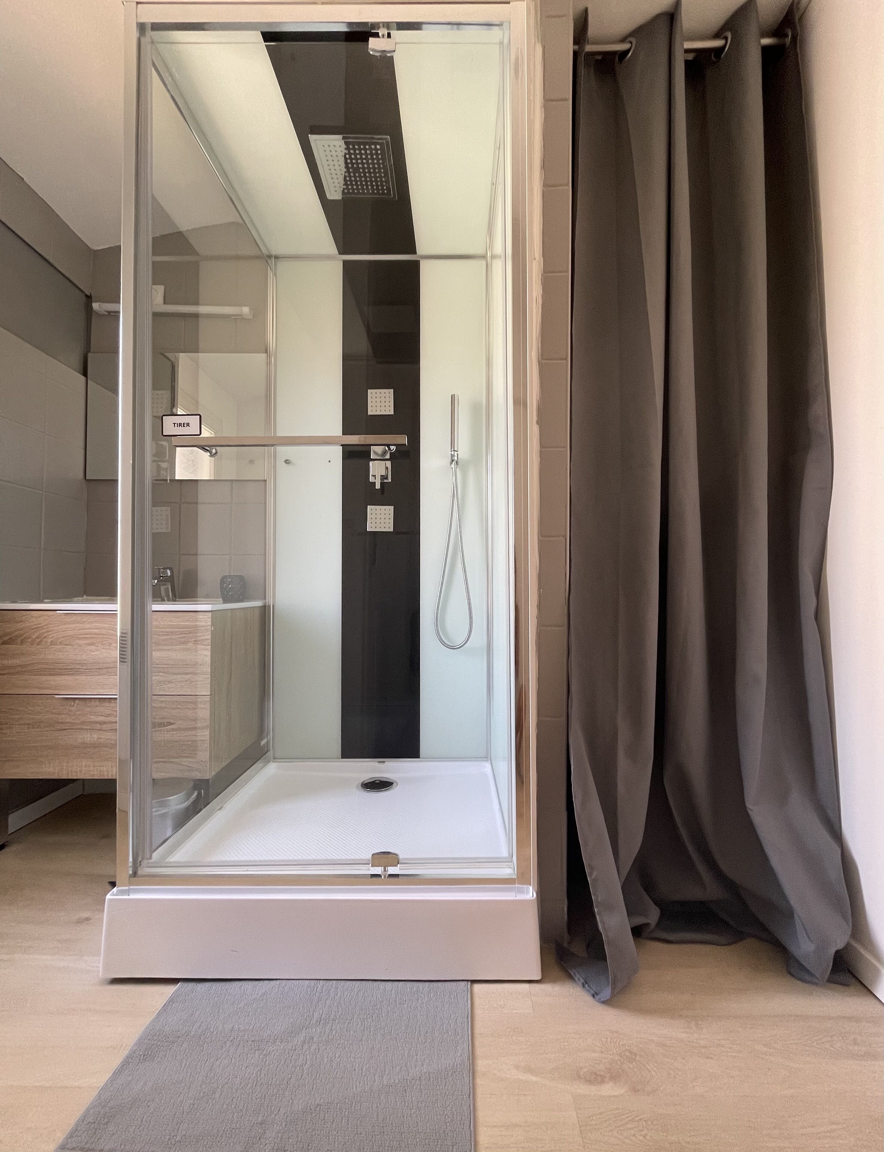 Douche, sèche-cheveux, papier toilette