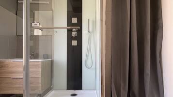 Doccia, asciugacapelli, carta igienica