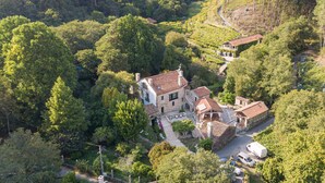 An aerial view of a rural property with multiple buildings surrounded by dense forest. - A Palleira: Antiguo Pajar Reformado al Lado del río (Pobra do Caramiñal)