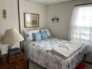 5 bedrooms - 2 Minute walk to private beach. (Clinton)