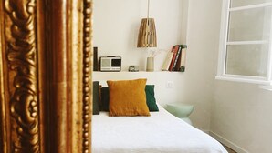 A bedroom with a bed, a bedside table, a lamp, and a window. - Provencal villa 15 minutes from Cassis and the calanques (Gémenos)