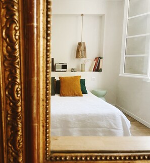 4 slaapkamers, een bureau, een strijkplank/strijkijzer, babybedden